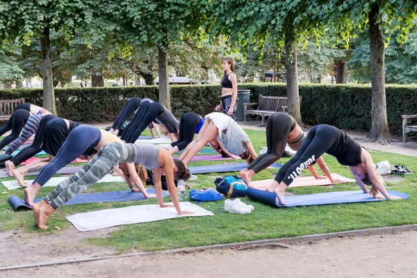 Clases Yoga Louvre París Francia Agosto 2019 — Foto de Stock