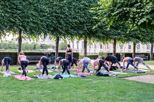 Clases Yoga Louvre París Francia Agosto 2019 — Foto de Stock