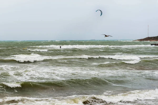 地中海での嵐の間にサーフィン パロスムルシアスペインだ2019年9月14日 — ストック写真