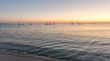 Şafakta denizde yatlar.