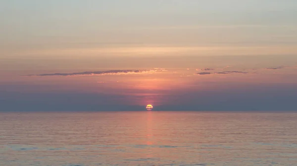 夏の朝に海の上で夜明け — ストック写真