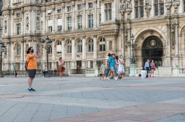 Paris 'in turistleri ve sakinleri sokaklarda maske takıyor. Coronavirus 2019. Paris mi? Fransa. 18 Ağustos 2020.