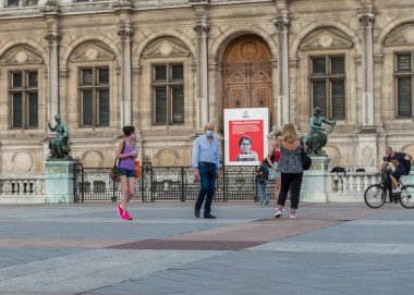 Paris 'in turistleri ve sakinleri sokaklarda maske takıyor. Coronavirus 2019. Paris mi? Fransa. 18 Ağustos 2020.
