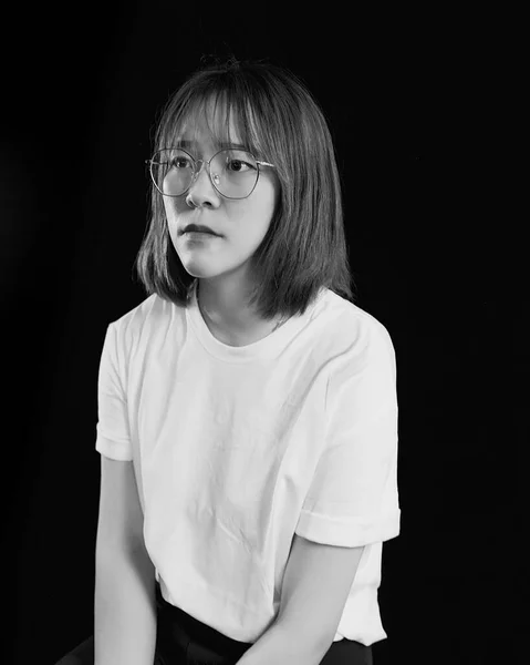 Dramatisches Emotionales Porträt Eines Asiatischen Mädchens Studio Schwarz Weiß Foto — Stockfoto