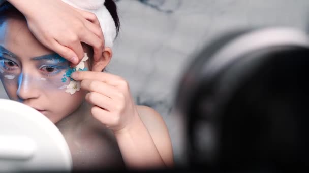 Artista Maquiagem Profissional Faz Uma Maquiagem Temática Sentimento Fundo Atirar — Vídeo de Stock