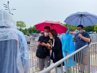 Şangay, Çin, 5 Haziran 2020: Herkes Şangay Disney Resort 'una girmeden önce sıcaklığı kontrol etmeli ve QR kodu ile kayıt yaptırmalıdır. Çin 'de Yeni Normal.
