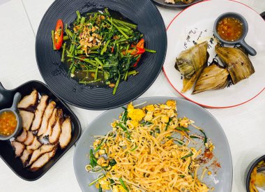 Geleneksel Kuzey Tayland yemeği beyaz ahşap masa, üst manzara. 