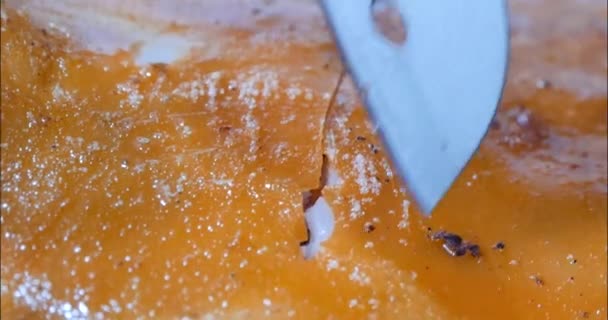 Messerschnitt Teilt Knusprige Schweinehaut Auf Holzhackbrett Knuspriges Fleisch Sieht Unter — Stockvideo