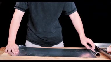 Çiğ kuzu budu çeşnili sarımsak, soğan, limon ve zencefil. Bütün bir kuzu bacağını alüminyum folyoya koymak. Koyu bir arka planda yemek pişirme kavramı.