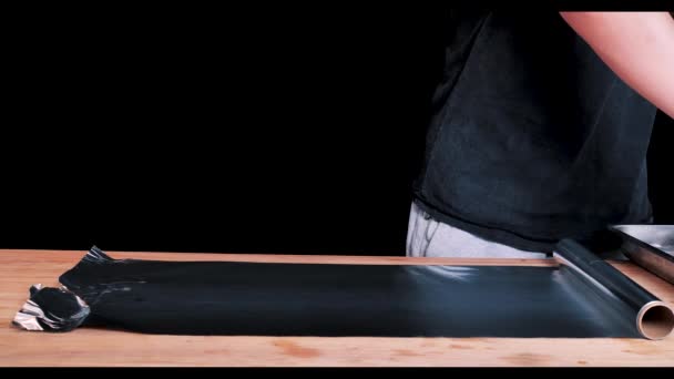 厨师用大蒜 生姜调味生羊腿 把整个羊腿放在铝箔上 烹饪概念 在黑暗的背景下 — 图库视频影像