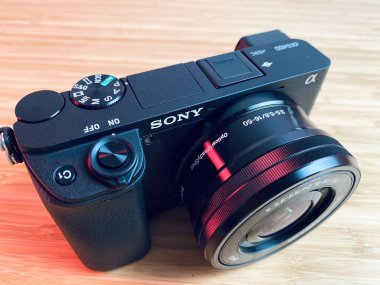 Şangay, Çin - 24 Haziran 2020: Vlog başlatılıyor Kit. Sony A6400 orta menzilli APS-C aynasız kamera kendini kaydetmek için 180 derece eğimli LCD dokunmatik ekrana sahiptir..  