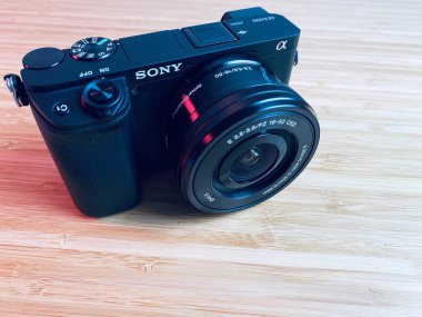 Şangay, Çin - 24 Haziran 2020: Vlog başlatılıyor Kit. Sony A6400 orta menzilli APS-C aynasız kamera kendini kaydetmek için 180 derece eğimli LCD dokunmatik ekrana sahiptir..  