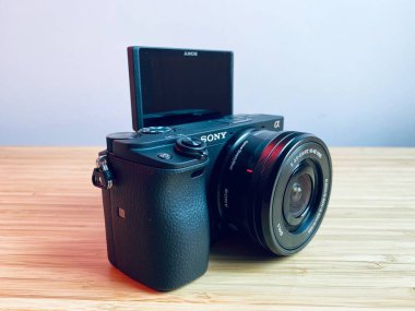 Şangay, Çin - 24 Haziran 2020: Vlog başlatılıyor Kit. Sony A6400 orta menzilli APS-C aynasız kamera kendini kaydetmek için 180 derece eğimli LCD dokunmatik ekrana sahiptir..  