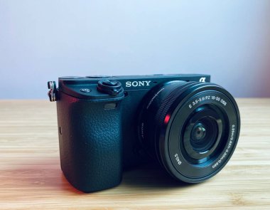 Şangay, Çin - 24 Haziran 2020: Vlog başlatılıyor Kit. Sony A6400 orta menzilli APS-C aynasız kamera kendini kaydetmek için 180 derece eğimli LCD dokunmatik ekrana sahiptir..  
