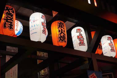 Şangay, Çin - 27 Haziran 2020: Dekorasyon için fenerler, Japonca ve Çince karakterler veya fenerler otantik görünüm oluşturur.