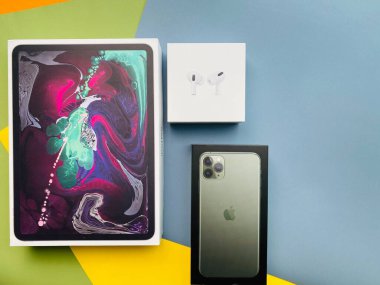 Şangay, Çin - 2 Mart 2020: Son Elma Gadget 'ları bir araya geldi. iPhone 11 Pro Max gece yarısı yeşili, iPad Pro 12 inç ve Airpod Pro.