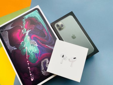 Şangay, Çin - 2 Mart 2020: Son Elma Gadget 'ları bir araya geldi. iPhone 11 Pro Max gece yarısı yeşili, iPad Pro 12 inç ve Airpod Pro.