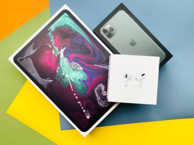 Şangay, Çin - 2 Mart 2020: Son Elma Gadget 'ları bir araya geldi. iPhone 11 Pro Max gece yarısı yeşili, iPad Pro 12 inç ve Airpod Pro.