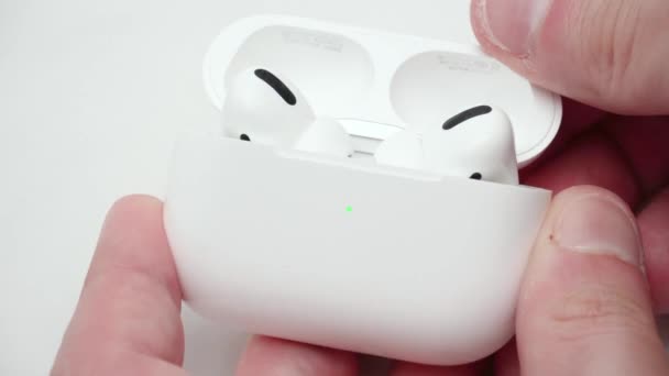 Shanghai Cina Luglio 2020 Apple Airpods Pro Mano Sfondo Bianco — Video Stock