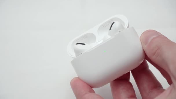 中国上海 2020年7月9日 Apple Airpods Pro手握白色背景的产品 — 图库视频影像