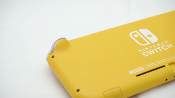 Шанхай Китай Июля 2020 Желтый Nintendo Switch Lite Белом Фоне — стоковое видео