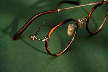 Yeşil arkaplanda Retro Vintage Gözlükleri