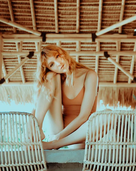 Modelo Ruiva Sexy Maiô Posando Bali Durante Suas Férias Vogue — Fotografia de Stock