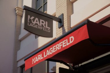 Suzhou, Çin... 2 Ağustos 2020 Karl Lagerfeld 'in logo harfleri ve ikonik heykellerle dolu mağaza girişine bakın. Suzhou City 'deki en büyük alışveriş merkezlerinden birinde..