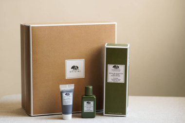 Şangay / Çin - 22 Şubat 2019: Orijinal Orijinal Orijinal Köken Kutusu Paketi ve orijinal hediye paketi ile yüz yıkama, kopyalama alanı. Kökenler, doğal ürünler üzerine uzmanlaşmış bir Amerikan kozmetik markasıdır..