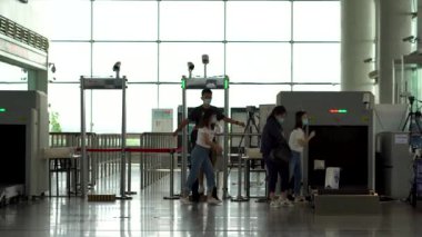 Suzhou, Çin: 29 Ağustos 2020: Yolcular 19 numaralı uçuş sırasında Suzhou Yüksek Hız Tren İstasyonu 'ndaki kontrol noktasından geçiyorlar.