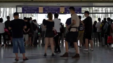 Suzhou, Çin: 29 Ağustos 2020: Birçok yolcu Suzhou CHR Yüksek Hız Tren İstasyonu 'nda kalkış için bekliyor. Yolcular Covid-19 'u önlemek için koruyucu maske takıyorlar..