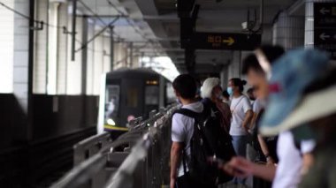 Şangay, Çin: 30 Ağustos 2020: İnsanlar Şangay Metro 'da tren bekliyor. Covid-19 'u önlemek için koruyucu maskeler takıyorlar..
