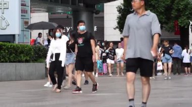 Şangay, Çin: 30 Ağustos 2020: İnsanlar Şangay 'ın en işlek caddesinde yürüyorlar. Müşteriler çoğunlukla Çin vatandaşı ve yarısı Covid-19 'u önlemek için koruyucu maske takıyor..