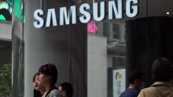 Shanghai China Agosto 2020 Pessoas Estão Andando Frente Samsung Flagship — Vídeo de Stock