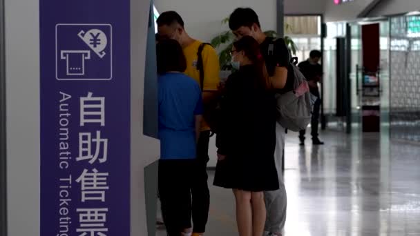 Suzhou China August 2020 Menschen Kaufen Zugfahrkarten Automaten Bahnhof Von — Stockvideo