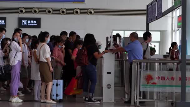 Suzhou China Augustus 2020 Mensen Laten Tickets Controleren Bij Balie — Stockvideo