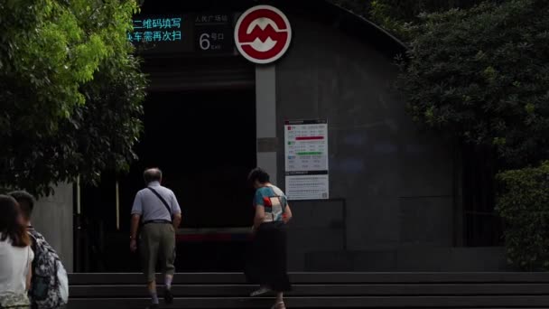 Shanghai Cina Agosto 2020 Gente Arriva Alla Stazione Della Metropolitana — Video Stock