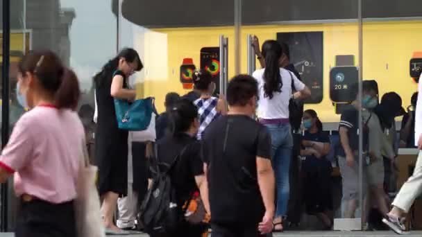 Shanghai China Agosto 2020 Pessoas Entram Apple Store Xangai Eles — Vídeo de Stock