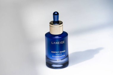 Şangay, Çin / Sep 5, 2020: Laneige Mükemmel Yenilenme Gençlik Üreticisi Serum 40ml.
