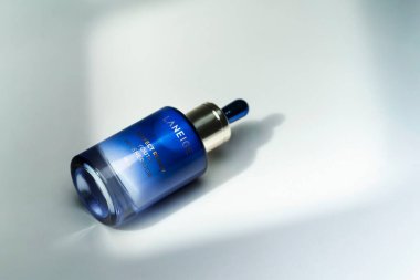 Şangay, Çin / Sep 5, 2020: Laneige Mükemmel Yenilenme Gençlik Üreticisi Serum 40ml.