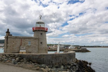 İrlanda 'da Howth' da küçük bir limanda deniz feneri.