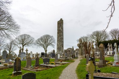 Monasterboice, kilise harabeleri, yuvarlak kule ve Kelt haçlarıyla dolu bir ortaçağ sahası..