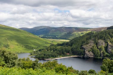 Dağlardaki göl. County Wicklow 'dan Lough Dan. İrlanda.