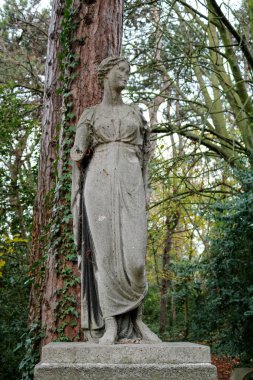 Sonbahar parkındaki heykel. Dublin. İrlanda.