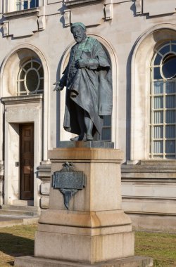 Miskin Yargıç Gwilym Williams 'ın bronz heykeli (1839-1906), Cathays Park, Cardiff, Galler