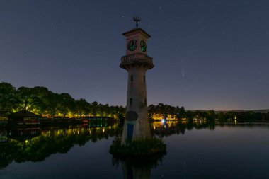Gece Scott Anıtı 'nda Neowise kuyruklu yıldızı sağda görünüyor. Roath Park Gölü, Cardiff, Galler, İngiltere