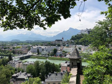 Avusturya, Salzburg 'daki Salzach nehrinin doğu kıyısında Kapuzinerberg' in manzarası.