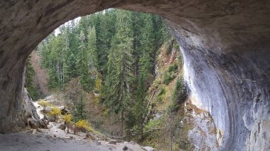 Bulgaristan 'ın güneyindeki Rodop Dağlarında Muhteşem Köprüler doğal kemerler