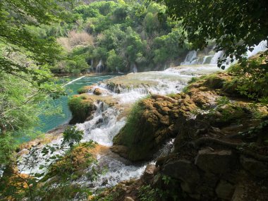 Krka Ulusal Parkı 'ndaki şelaleler Hırvatistan