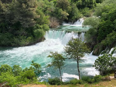 Krka Ulusal Parkı 'ndaki şelaleler Hırvatistan